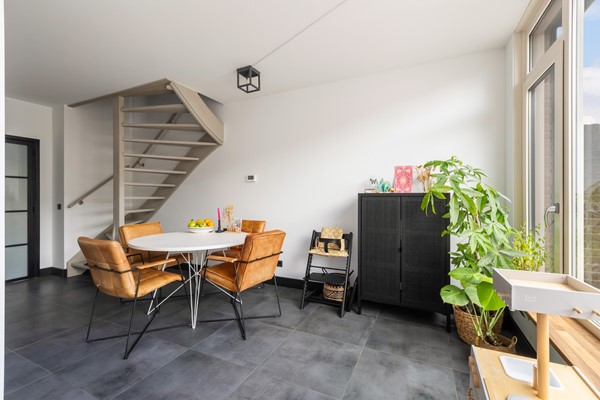 Foto - Verkocht onder voorbehoud: Instapklare tussenwoning op een rustige, autoluwe locatie!